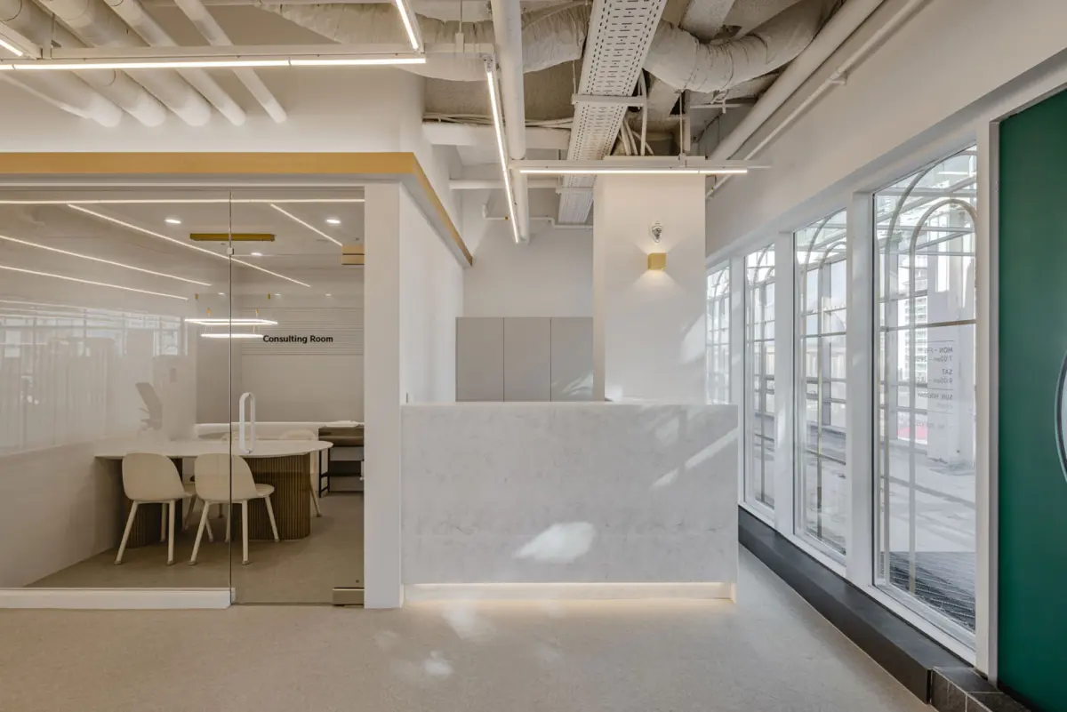 모던 인더스트리얼 피트니스센터 리셉션 인테리어